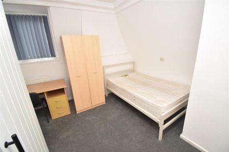 6 bedroom flat to rent - Photo 3
