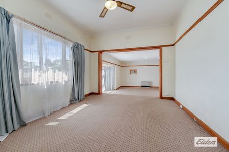 Character and charm in a convenient setting - Photo 2