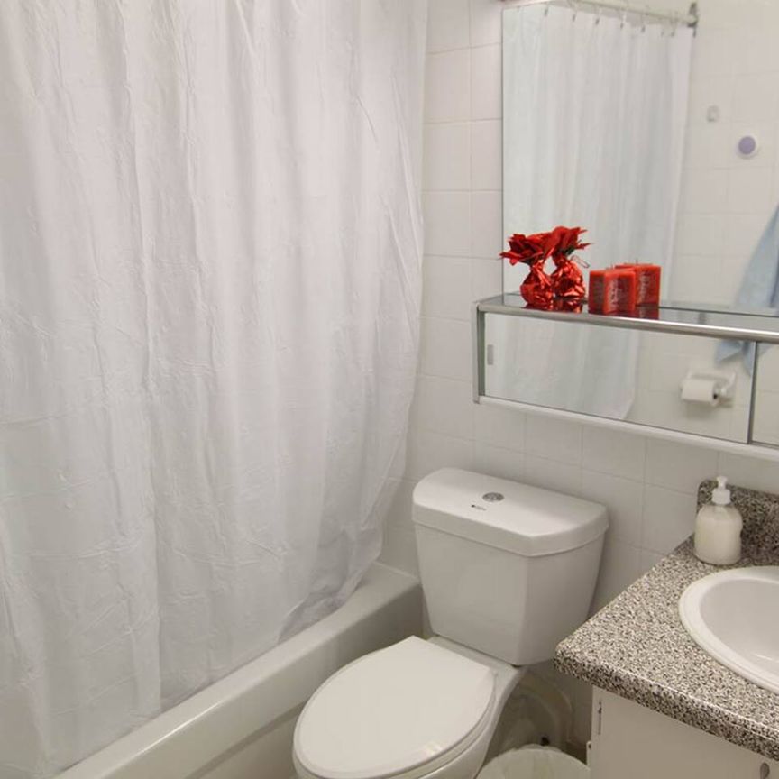 Bachelor Apartment - 565 Sherbourne - Photo 1