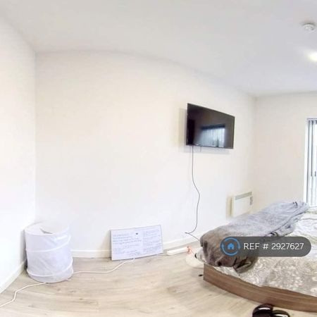 1 bedroom in a flat share to rent - Photo 3