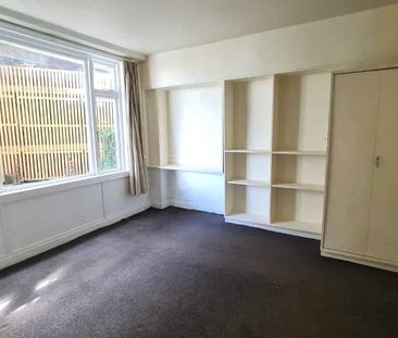 Large 2 bedroom plus study in handy Thorndon location - Photo 5