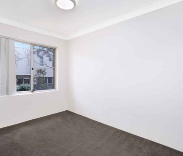 3 Bedroom apartment with Lock up Garage- 6 month lease - Photo 2