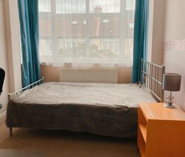 Room in a Shared House, Kingsway, SW14 - Photo 5