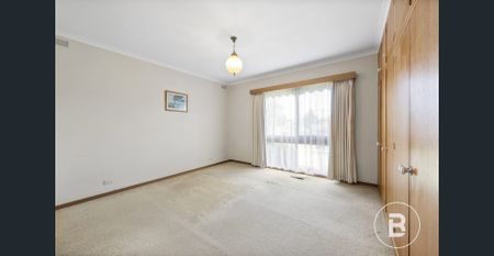 CLASSIC COMFORT & CHARM IN PRESTIGIOUS BROWNS PARADE - Photo 5