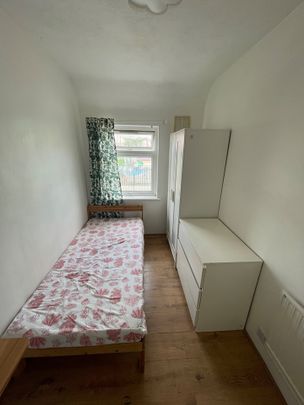 Room in a Shared House, Barclay Road, E13 - Photo 1