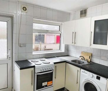 Ashford Crescent, Ashford, TW15 - Photo 4