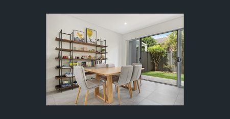 Modern 4-Bedroom Townhouse with Double Garage in Monterey - Photo 5