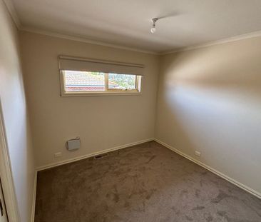 Freshly Updated, 3 Bedroom, 2 Bathroom - Photo 2