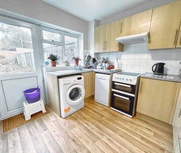 3 bedroom end of terrace house to rent - Photo 4