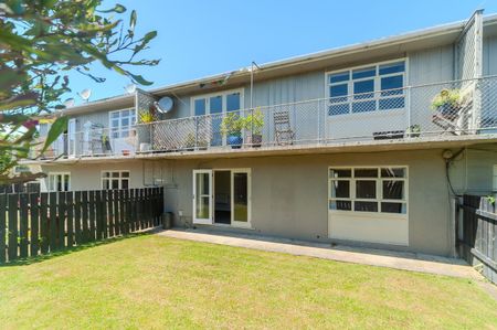 2 Bedroom Upstairs Unit - Photo 3