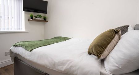 5 Bed Terraced House, Manningham Road, L4 - Photo 2