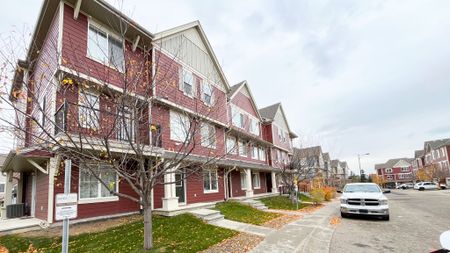 Sunlit 3 Storey End Unit Townhouse. Special Incentive - Photo 2