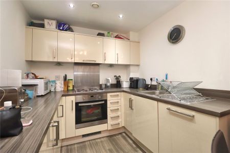 Guildford Road, Woking - 1 bedroomProperty for lettings - Seymours - Photo 3