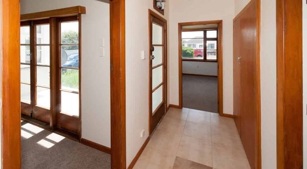 Sunny Three Bedroom Home in Burwood! - Photo 1