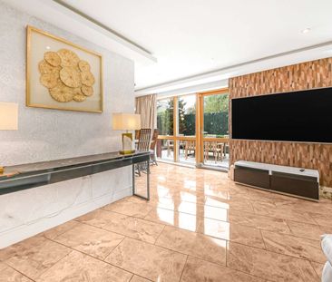 A modern three double bedroom ground floor apartment with its own e... - Photo 2