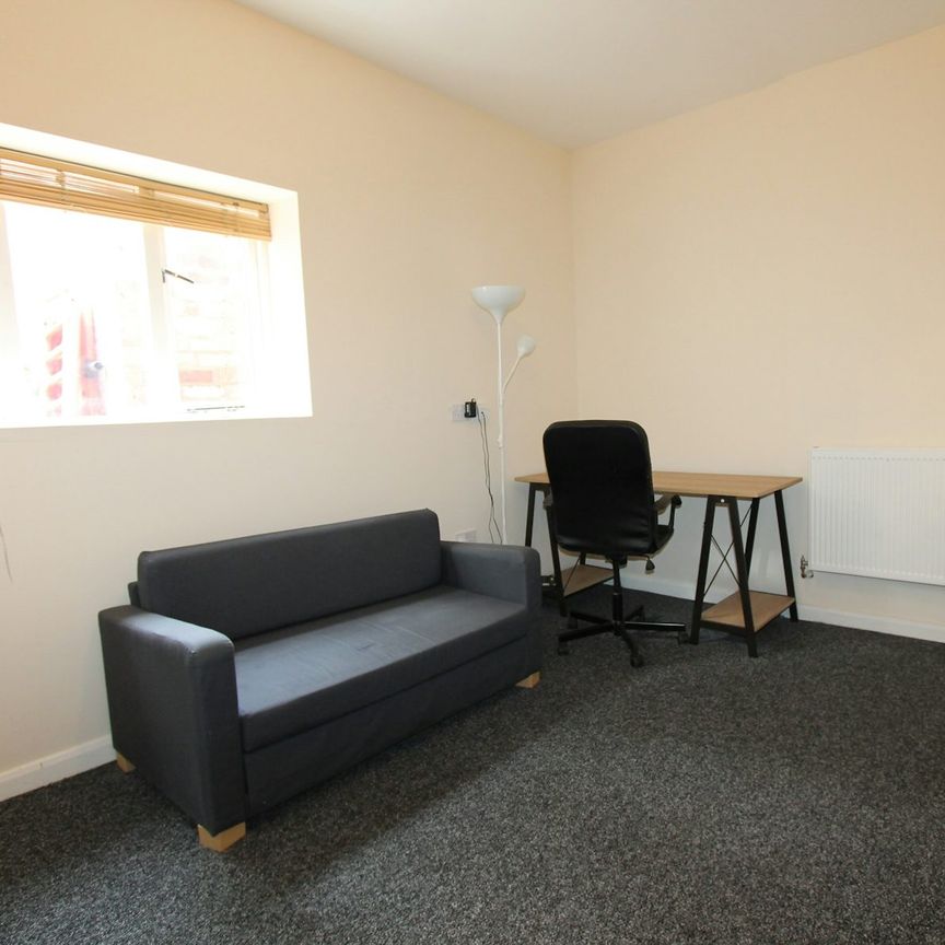 Flat to rent on - Photo 1