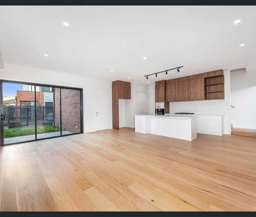 Light Filled and Super Spacious Townhome - Photo 3