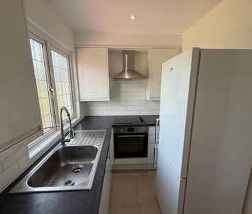 3 bedroom flat to rent - Photo 4
