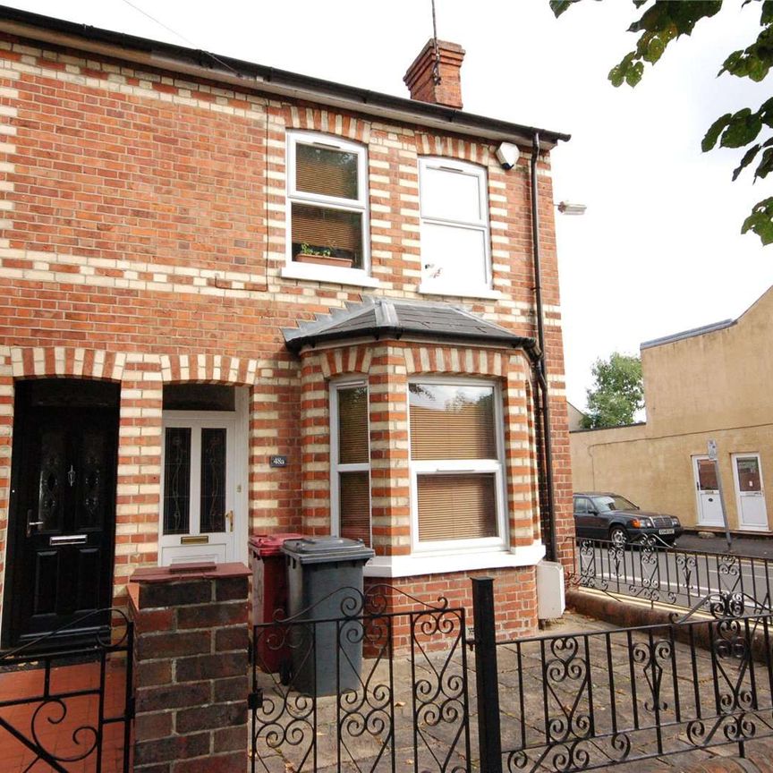 A one bedroom first floor flat to rent, located to the west of Reading's town centre. - Photo 1