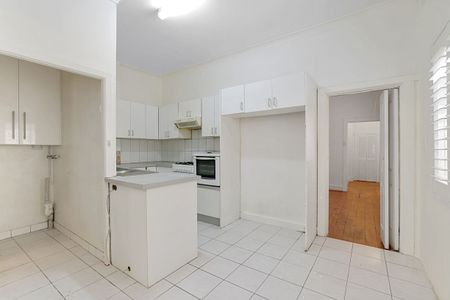 "Short Term Lease Only Until April 1, 2026" - Ground Floor One Bedroom Garden Apartment + Large Sunroom only Metres to Bondi Beach! - Photo 5