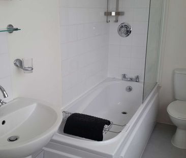 Lovely House Share - Havant - Photo 5