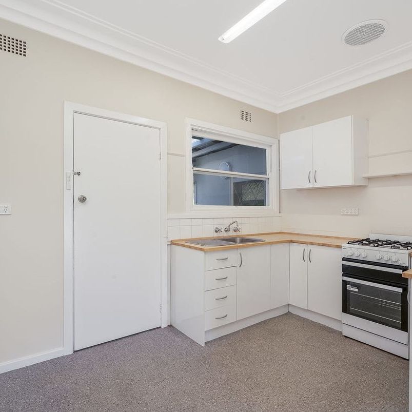 CHARMING 2-BEDROOM HOUSE - Photo 1