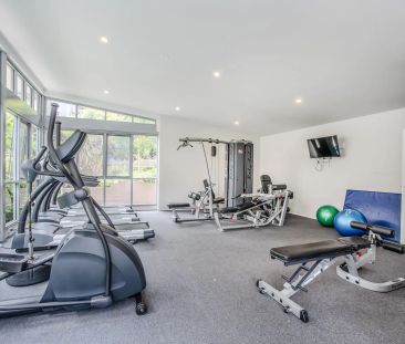 Light-Filled One Bedroom Apartment in Prime Woden Location - Photo 6