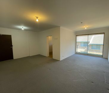 Charming 2-bedroom Unit - Photo 3