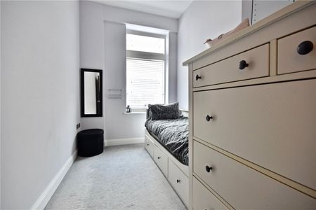 Challenge Court, Leatherhead, Surrey, KT22 7GS - Photo 5