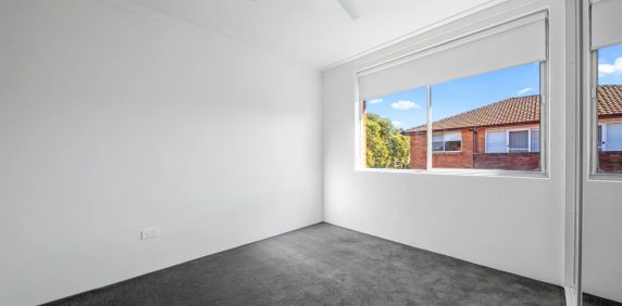 Beautifully Renovated Top Floor Apartment in the Heart of Coogee - Photo 2