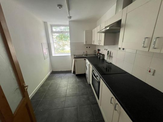 3 bedroom Flat To Let - Photo 1