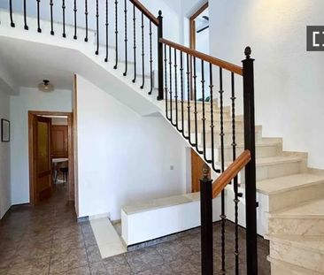 5 room luxury Flat for rent in La Pobla de Vallbona, Valencia - Photo 2