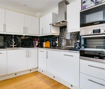 3 bedroom flat in Barnes - Photo 1