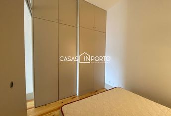 Apartamento T0+1 para arrendamento na Rua Santa Catarina, Porto