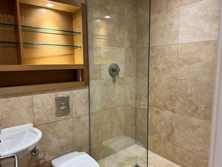 Newcastle upon Tyne - Photo 3