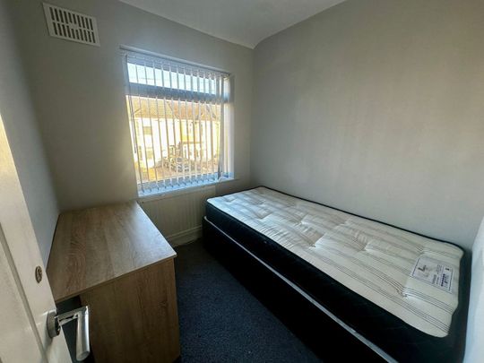 2 Bed Flat, The Martyrs Close, CV3 - Photo 1