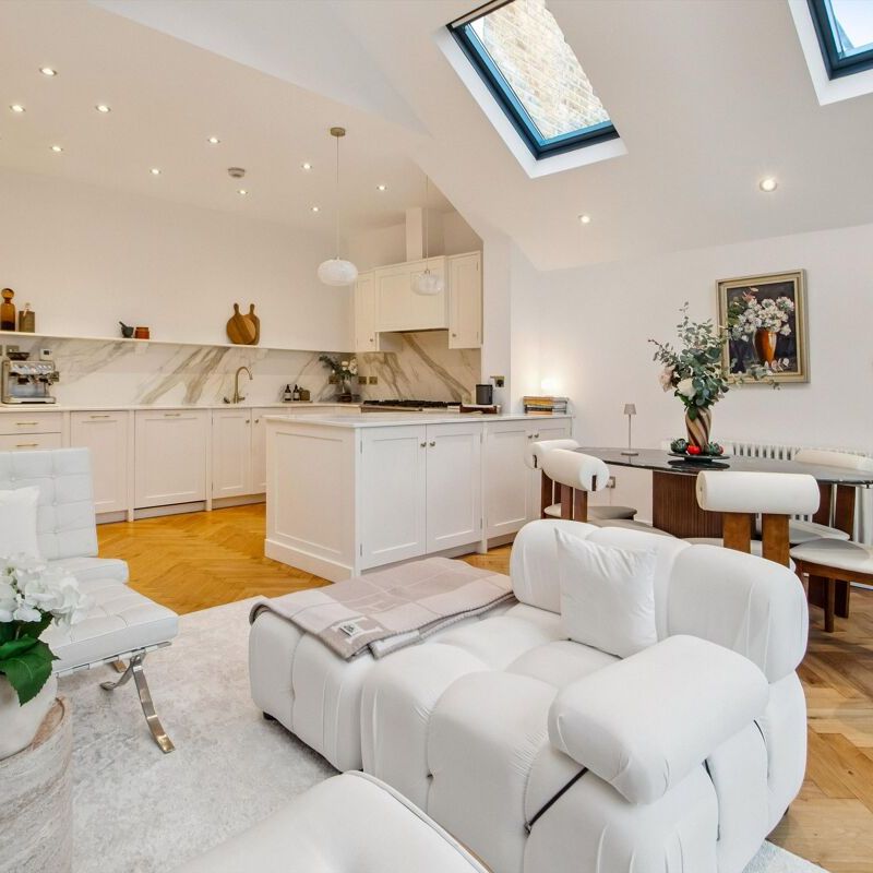 A bright, beautifully finished four-bedroom home in a prime Chiswick location. - Photo 1