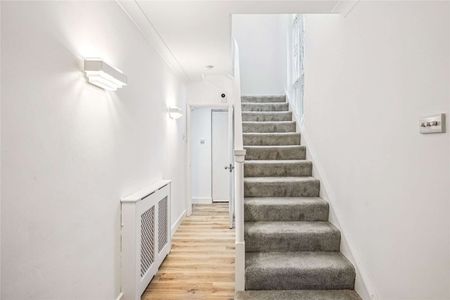 Newly refurbished three bedroom mews house - Photo 3