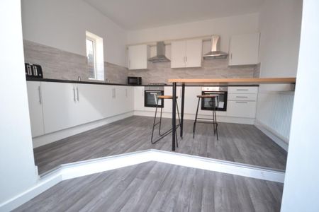 1 bedroom in a house share to rent - Photo 2