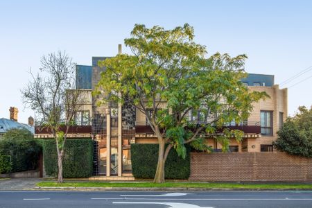 Streamlined style in seamless locale - Photo 5