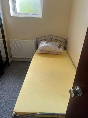 Room in a Shared House, Queens Road, E11 - Photo 1