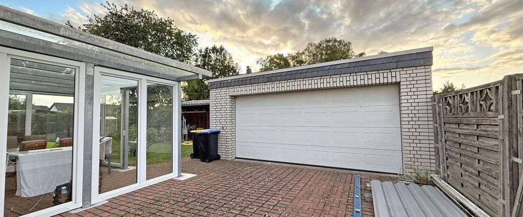 Gepflegte Doppelhaushälfte mit großer Doppelgarage in grüner Umgebung - Photo 1