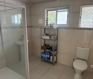 Large Family Home Nestled In Quiet Cul-de-sac - Photo 2