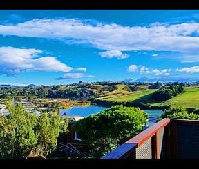 Spacious 5BR Home w/ Ocean Views - Photo 4