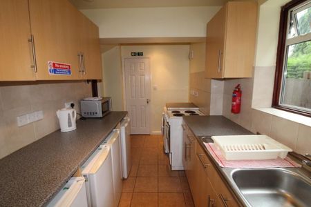 4 bedroom semi-detached house to rent - Photo 2