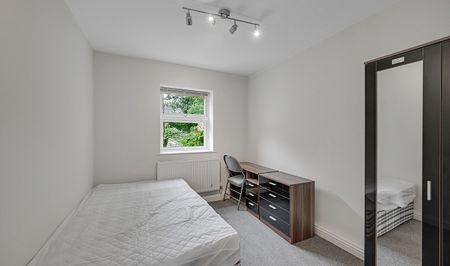 Spacious 3-Bed, 1-Bath Student Flat with Large Communal Garden & Free Parking - Photo 5