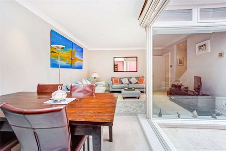 Beautiful 2 bedroom period apartment, enviably located on one of Pimlico's desirable gardens squares, presented in immaculate condition throughout. - Photo 3