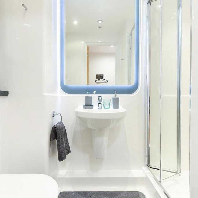 1 bedroom in a flat share to rent - Photo 1
