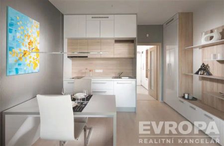 Plně vybavený 1+kk s lodžií ve Vršovicích – ihned k nastěhování - Fotografie 2