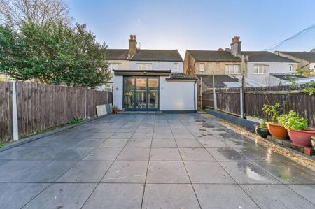 4 bedroom semi-detached house to rent - Photo 3